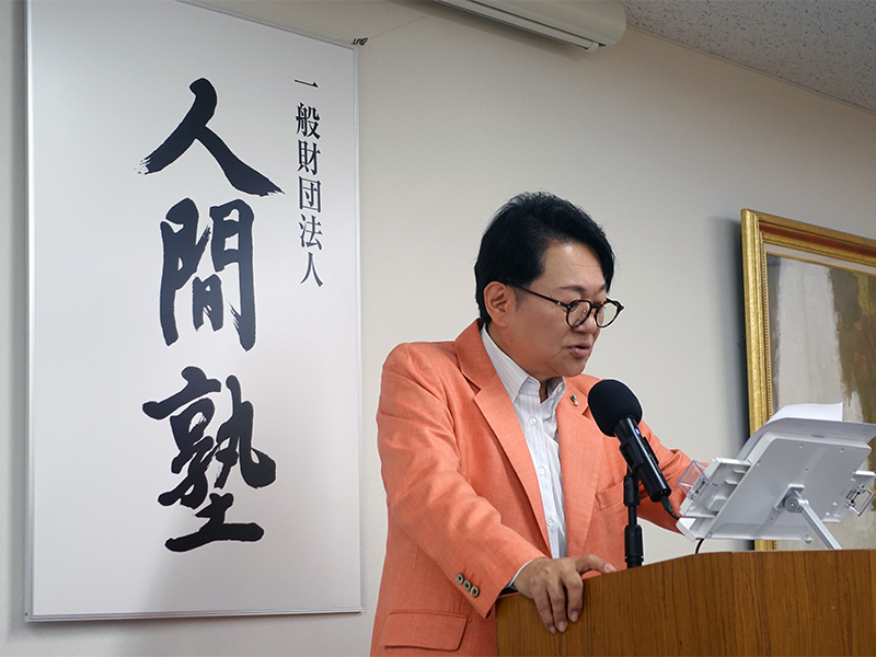 人間塾2025年度ヤングセミナー:力説する仲野塾長